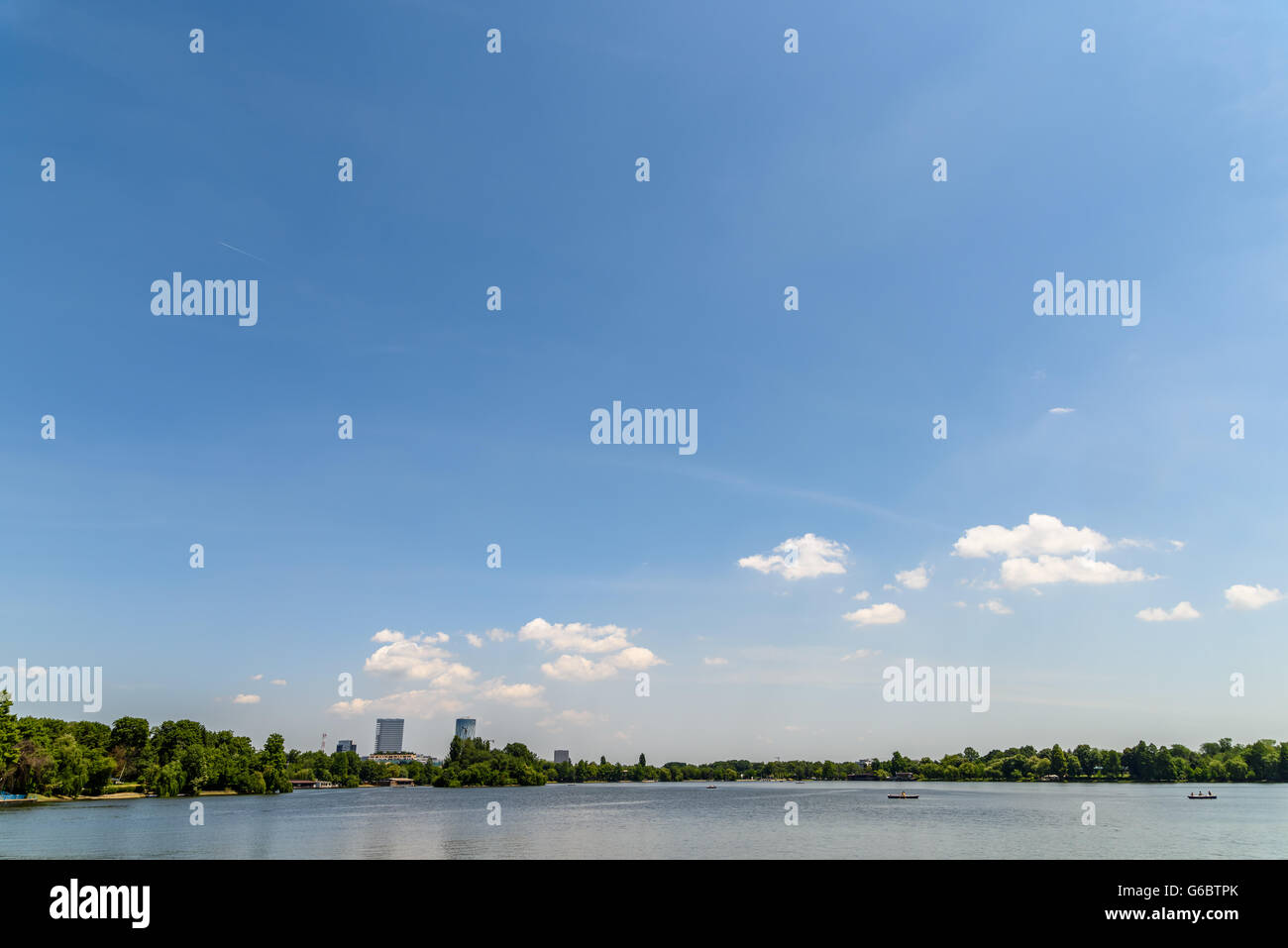 Lo Skyline di Bucarest vista In Herastrau Parco Lago Foto Stock