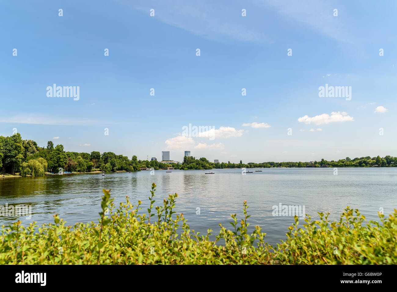 Lo Skyline di Bucarest vista In Herastrau Parco Lago Foto Stock