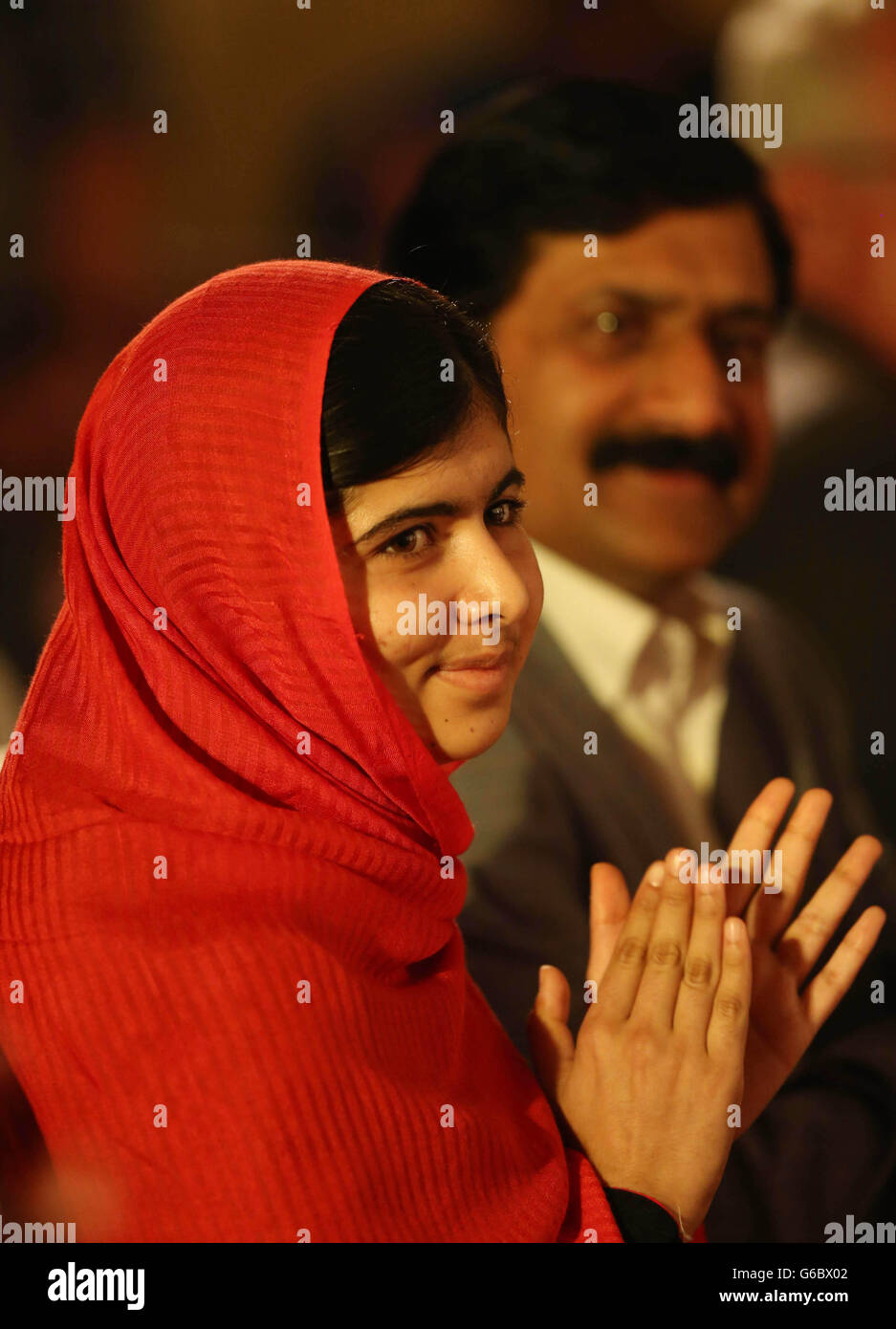 Malala Yousafzai, studente pakistano, che è stato girato in testa dai talebani, arriva al Ballykisteen Hotel con suo padre Ziauddin per il Premio Internazionale per la Pace 2012 Tipperary. Foto Stock