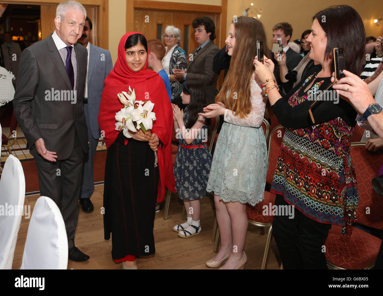 Lo studente pakistano Malala Yousafzai, che è stato ucciso in testa dai talebani, arriva al Ballykisteen Hotel per il Premio Internazionale per la Pace 2012 Tipperary. Foto Stock
