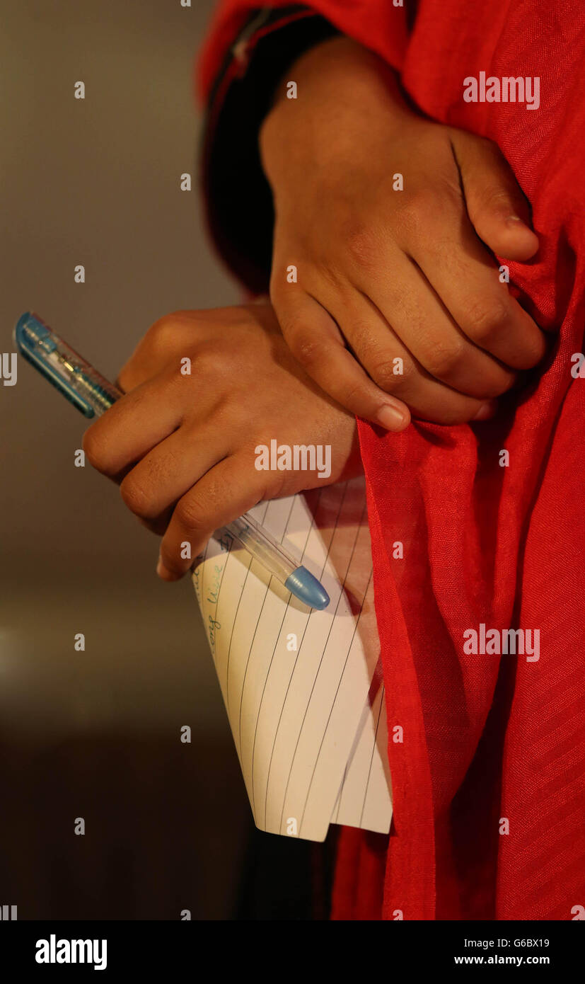 La studentessa pakistana Malala Yousafzai, che è stata fucilata in testa dai talebani, tiene una penna e una carta al Ballykisteen Hotel dove ha ricevuto il Premio Internazionale per la Pace 2012 Tipperary. Foto Stock