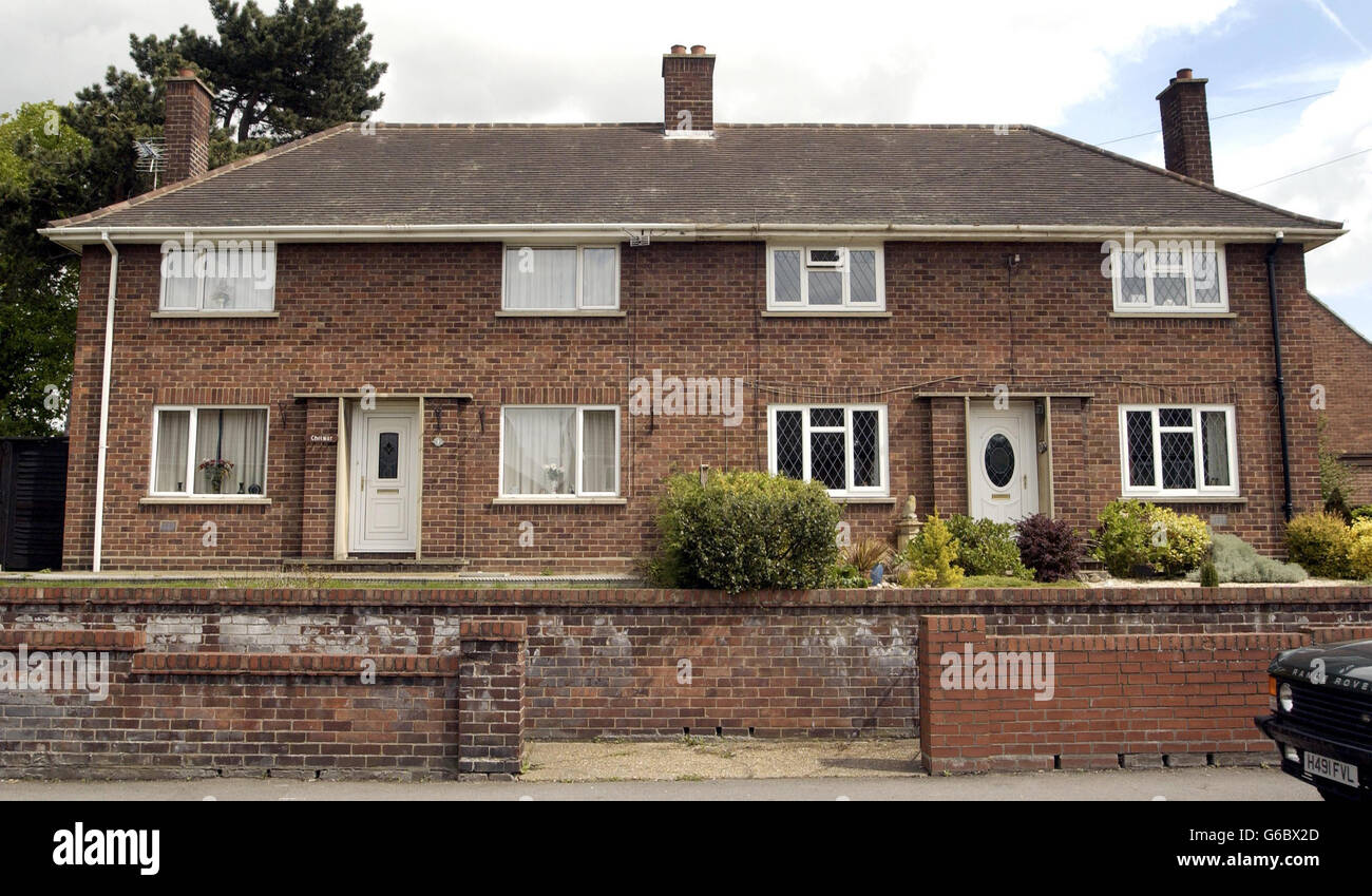 N. 1 e n. 3 St Bernard's Ave a Louth, Lincolnshire, dopo che un uomo di 74 anni (creduto di vivere al n. 1) è morto di problemi di cuore dopo una disputa con un vicino sulla rifilatura di una siepe (non noto se la siepe era nella parte anteriore o posteriore della casa), la polizia ha detto. *.. Un esame post mortem ha dimostrato che il pensionato, che non è stato nominato, è morto di cause naturali a causa di problemi cardiaci. Si dice che sia stato coinvolto in un altercation con un casalingo di 63 anni dopo la potatura di cespugli su St Bernard's Avenue, Louth, Lincolnshire. Foto Stock