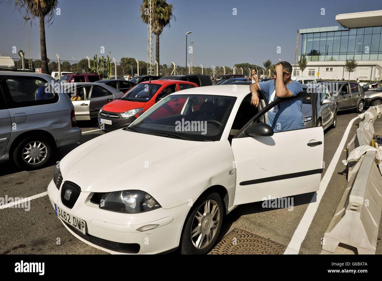 La gente esce dalle proprie auto si raffredda mentre attende nelle code di traffico sul lato di Gibilterra del confine spagnolo, poiché la Spagna ha accettato di consentire agli osservatori della Commissione europea al suo confine con Gibilterra di valutare la legalità dei controlli sul traffico che hanno causato una fila diplomatica La Gran Bretagna. Foto Stock