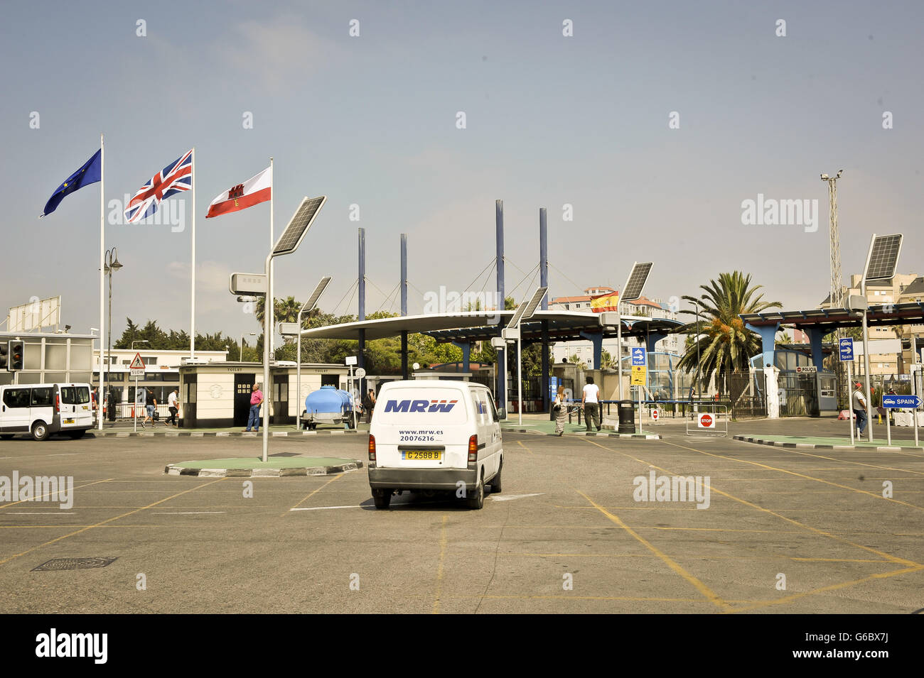 Una visione generale del lato di Gibilterra del confine spagnolo, dato che la Spagna ha accettato di consentire agli osservatori della Commissione europea di raggiungere il suo confine con Gibilterra di valutare la legalità dei controlli sul traffico che hanno causato una fila diplomatica con la Gran Bretagna. Foto Stock