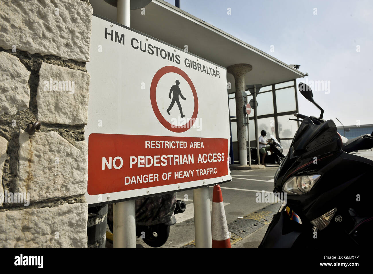 Un cartello doganale HM Gibilterra sul lato Gibilterra del confine spagnolo, in quanto la Spagna ha accettato di consentire agli osservatori della Commissione europea di raggiungere il suo confine con Gibilterra di valutare la legalità dei controlli sul traffico che ha causato una fila diplomatica con la Gran Bretagna. Foto Stock