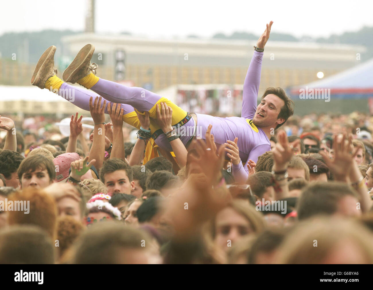 La folla che guarda New Found Glory sul palco principale, il giorno uno del Reading Festival. Foto Stock