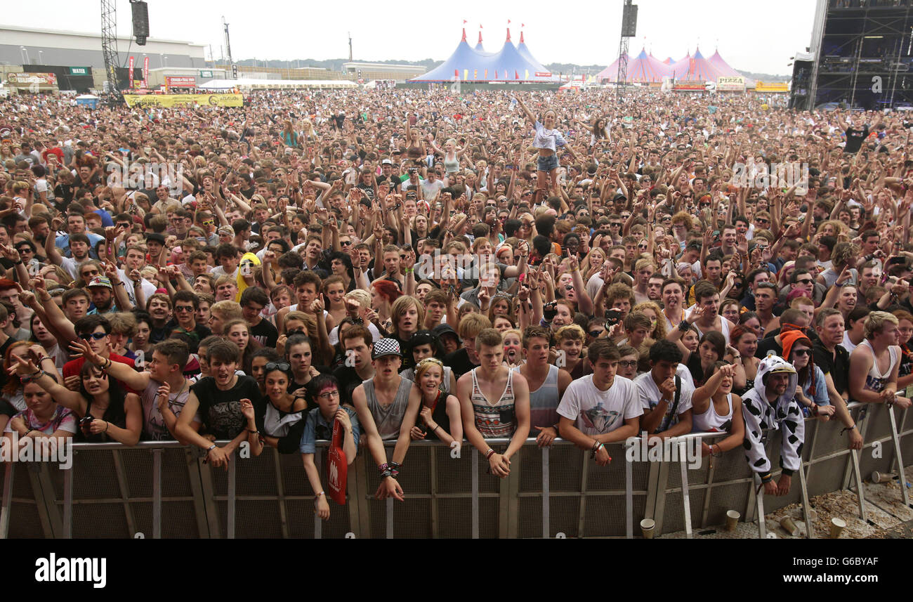 La folla che guarda New Found Glory sul palco principale, il giorno uno del Reading Festival. Foto Stock