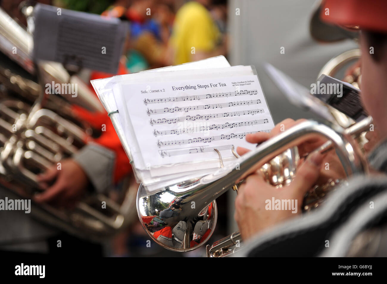 Cricket - Fifth Investec Ashes Test - Day Three - Inghilterra / Australia - The Kia Oval. La Yorkshire Tea Band aiuta a segnare 'Cricket United day Foto Stock