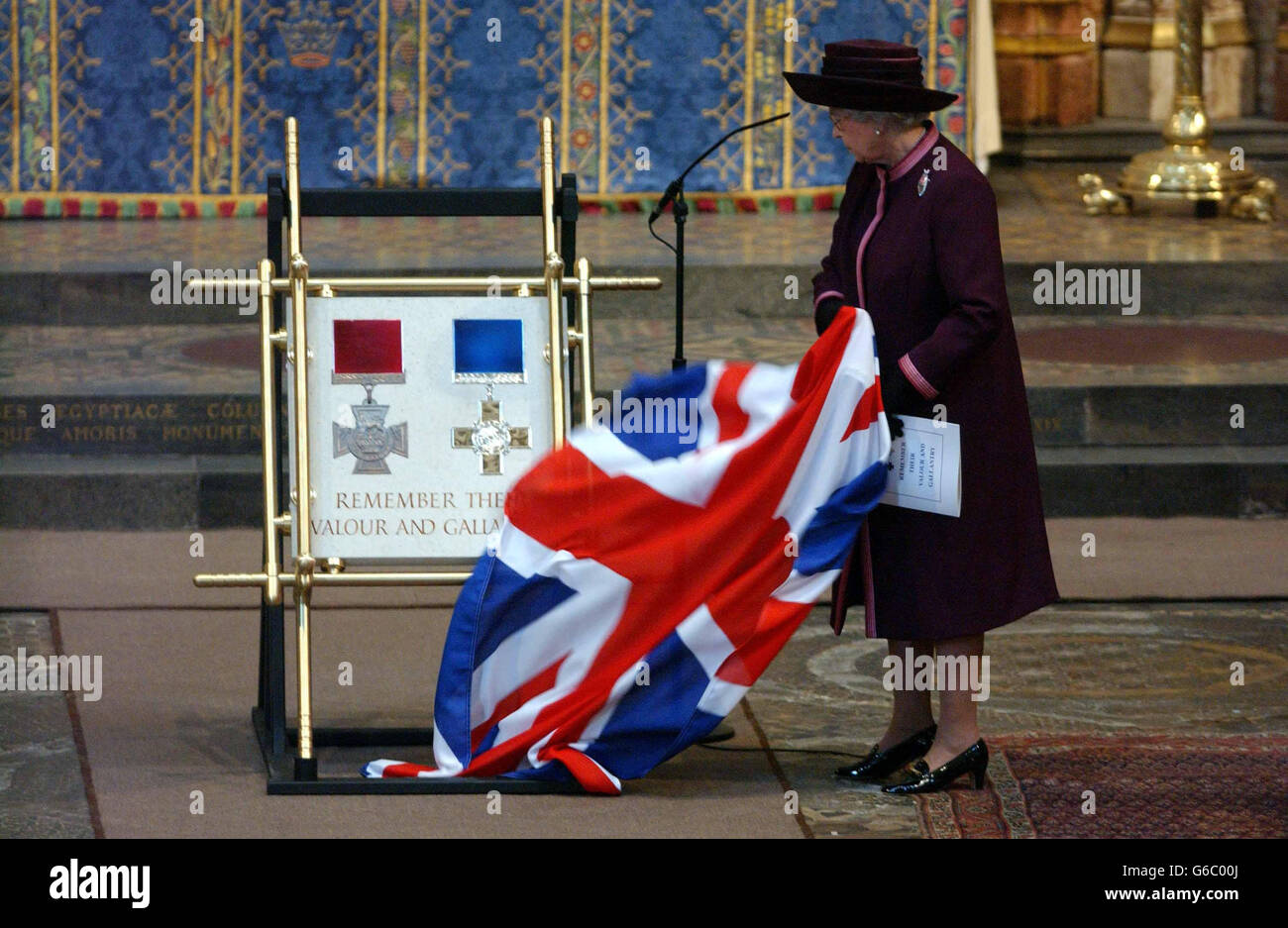 La Regina Elisabetta II della Gran Bretagna ha svelato una lapide commemorativa nell'Abbazia di Westminster, per la dedicazione della Croce Vittoria e del George Cross Memorial. * più di 1,600 discendenti di precedenti titolari delle medaglie erano presenti per un servizio di dedizione rivolto dall'arcivescovo di Canterbury Dr Rowan Williams. Foto Stock