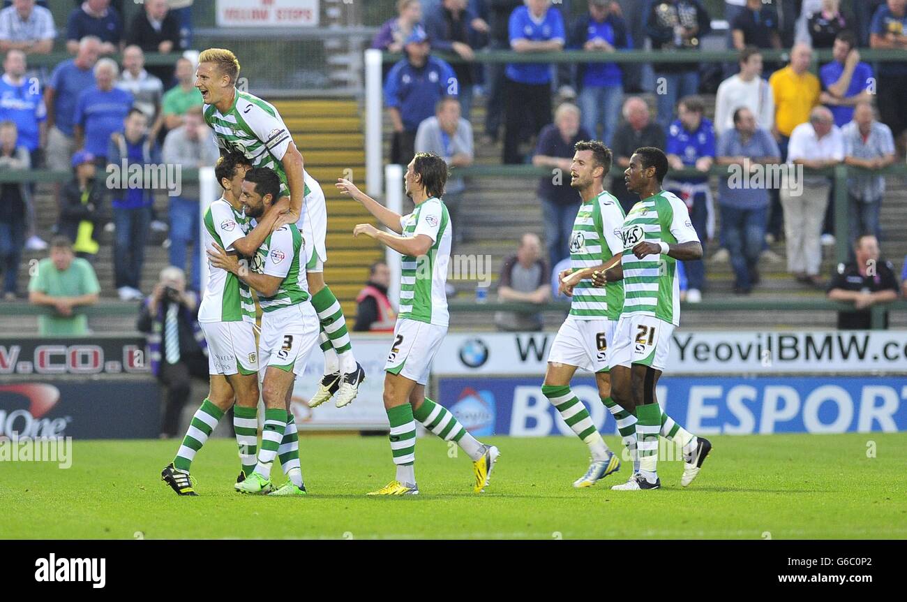 Calcio - Capital One Cup - Second Round - Yeovil Town / Birmingham - Huish Park. Edward Upson di Yeovil Town celebra il suo obiettivo con i compagni di squadra contro Birmingham per renderlo 1-1 Foto Stock