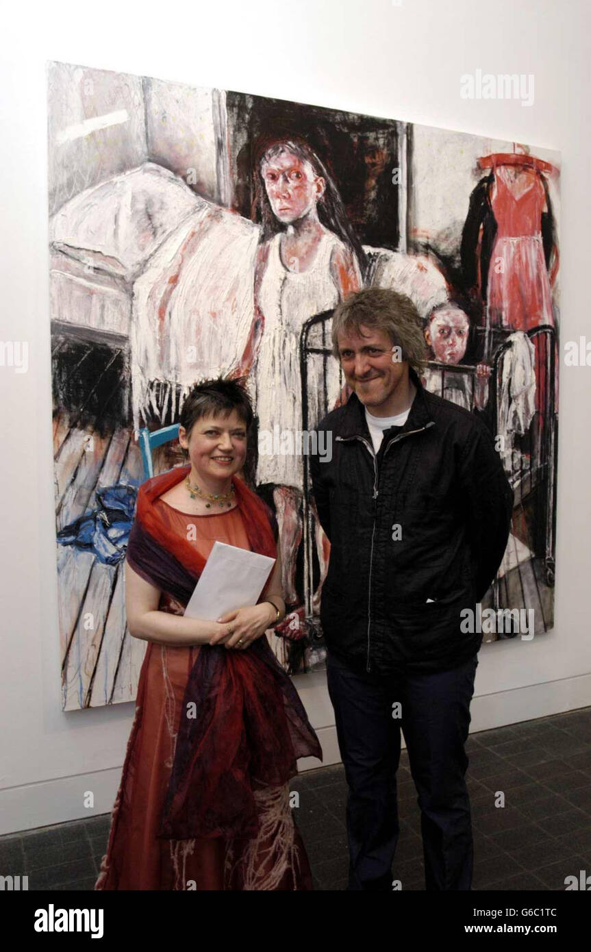 Shani Rhys James e uno dei giudici Griff Rhys Jones con il suo dipinto 'la culla nera'. Shani ha ricevuto il premio per la pittura di Jerwood, che è accompagnato da un assegno del 30,000. * il premio Jerwod Painting mira a identificare, celebrare ed evidenziare la gamma di eccellenza e immaginazione nella pittura nel Regno Unito, Rimane il premio singolo più prezioso assegnato nel Regno Unito ed è assegnato ad un artista che è creduto dalla giuria per dimostrare l'eccellenza e l'originalità nella pittura. Foto Stock
