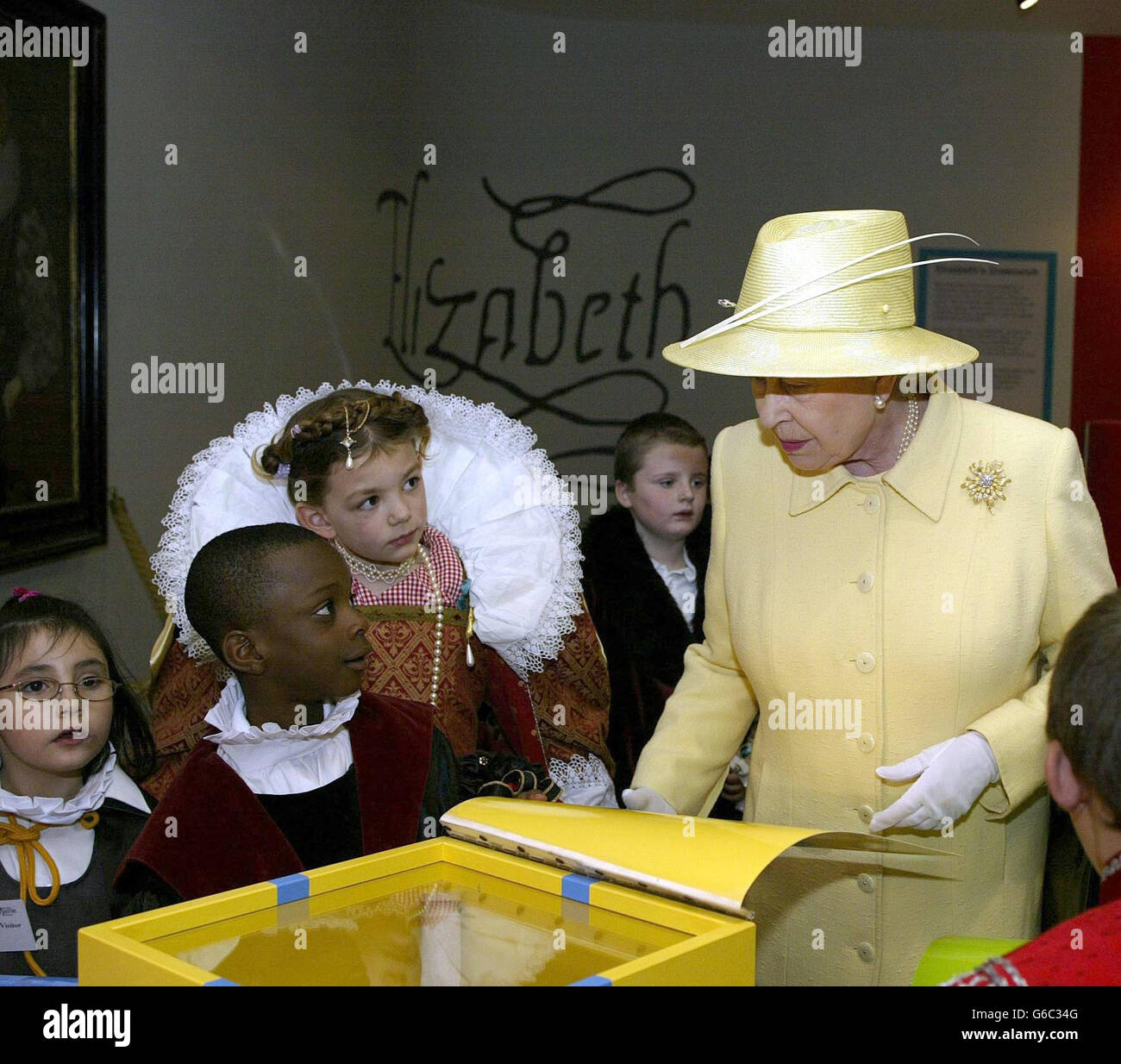 La regina Elisabetta II incontrò i bambini vestiti in costume d'epoca al  Museo Marittimo Nazionale di Greenwich, mentre aprì una mostra che segna il  400° anniversario della morte della regina Tudor Foto