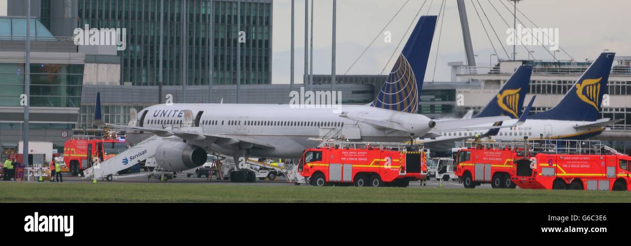 Attività relativa a un volo United Airlines dalla Gran Bretagna che ha effettuato un atterraggio di emergenza all'aeroporto di Dublino. Foto Stock