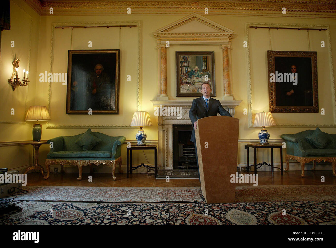 Il primo ministro Tony Blair risponde a una domanda dei media al 10 Downing Street, Londra, sulla situazione politica in Irlanda del Nord. Foto Stock