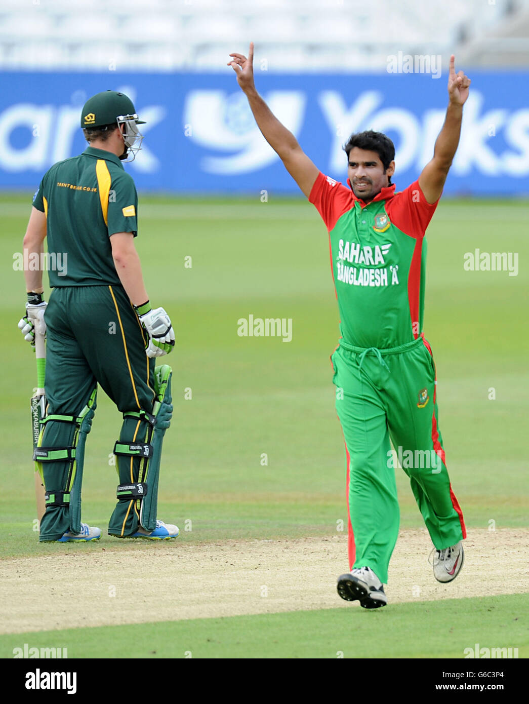 La Farhad Reza del Bangladesh A celebra la presa del wicket di Steven Mullaney del Nottinghamshire Outlaw durante la partita del tour a Trent Bridge, Nottingham. Foto Stock