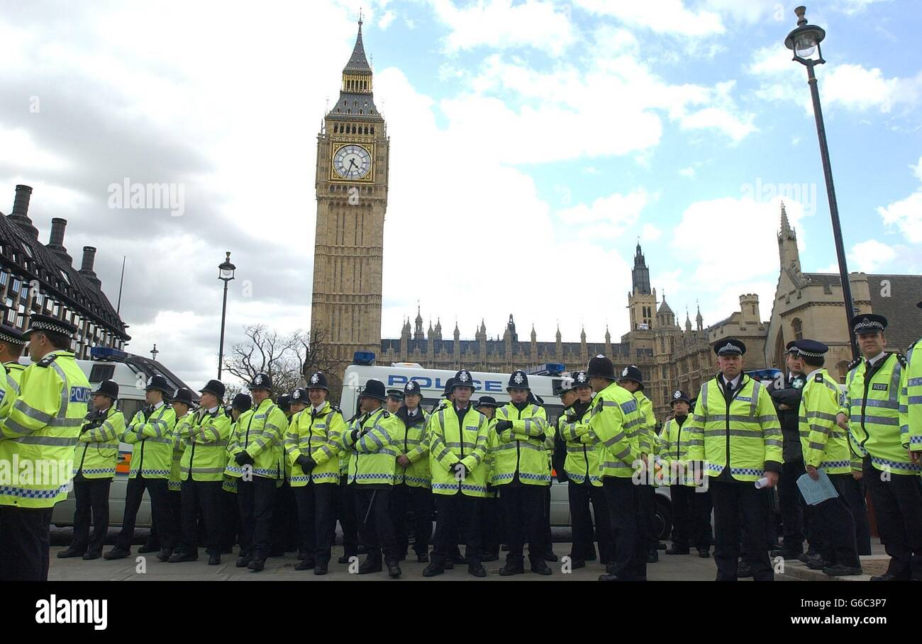 La polizia mantiene una forte presenza al di fuori delle Camere del Parlamento, Londra, durante le proteste annuali del giorno di maggio. 24/10/04: Una relazione top-secret sulla sicurezza al Palazzo di Westminster ha raccomandato recinzioni elettriche, blocchi stradali e una sbarramento sul Tamigi per proteggere i parlamentari. Il Sunday Times ha detto di aver ricevuto una copia trapelata del documento redatto dal MI5 e dalla polizia Metropolitana a seguito di una serie di violazioni di alto profilo della sicurezza presso il Palazzo. Foto Stock