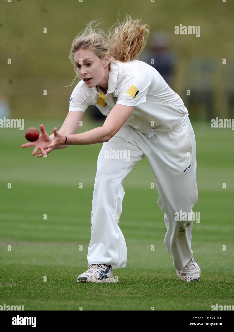 L'australiano Holly Ferling durante il quarto giorno della prima partita di test delle ceneri femminili al Wormsley Cricket Ground, High Wycombe. Foto Stock