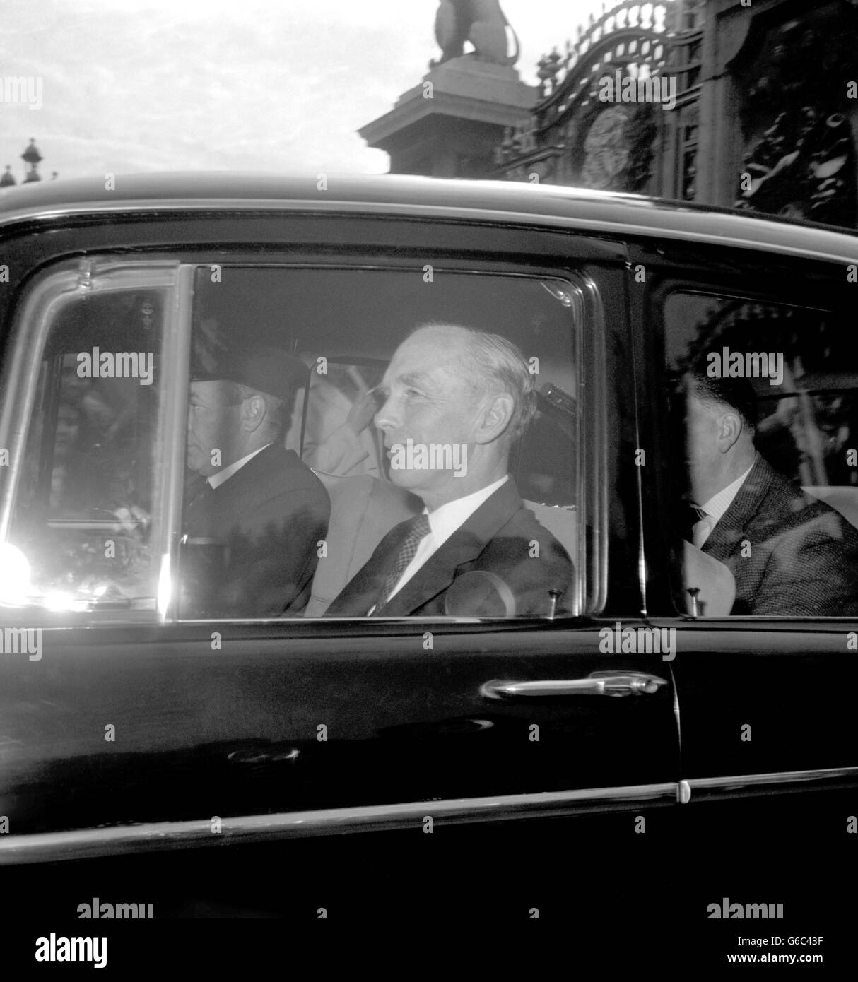 Earl of Home, 60 anni, lascia Buckingham Palace, Londra, in auto, dopo essere stato ricevuto in udienza dalla Regina e invitato a formare un governo in seguito alle dimissioni di Harold Macmillan come primo ministro a causa di una malattia. Foto Stock