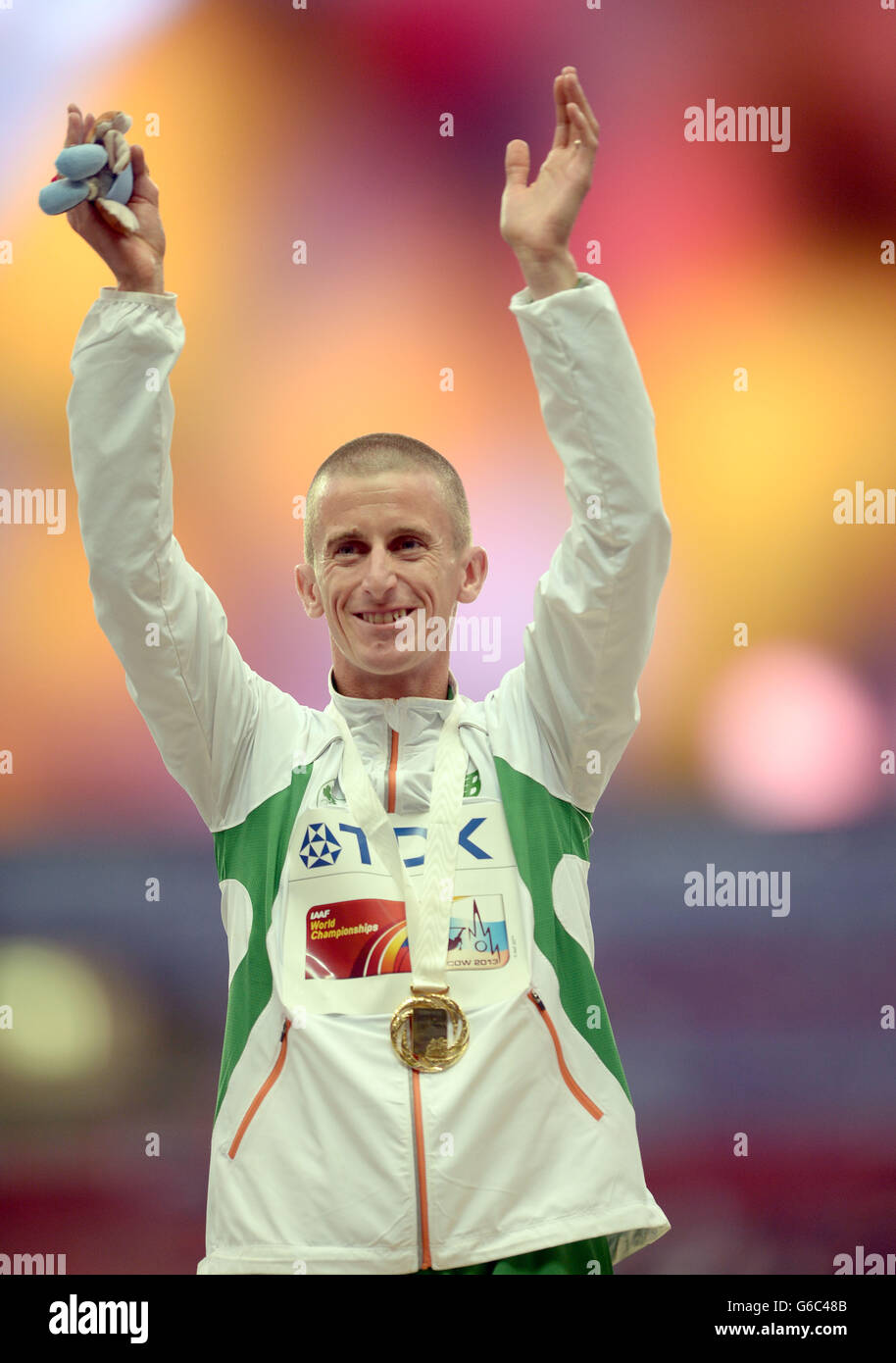 Robert Heffernan irlandese con la sua medaglia d'oro il sesto giorno dei Campionati mondiali di atletica IAAF del 2013 allo stadio Luzhniki di Mosca, Russia. Foto Stock