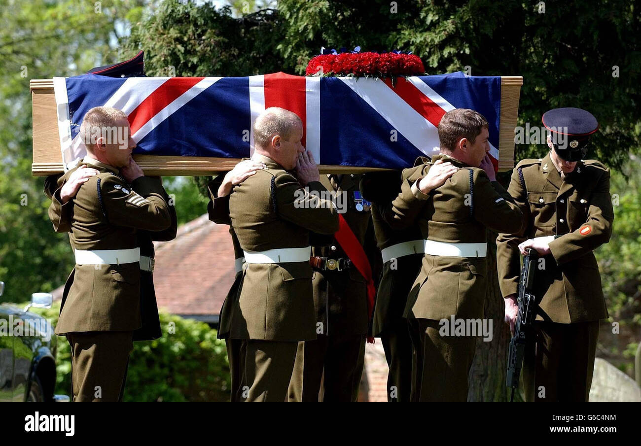 Il funerale del personale Sergente Simon Cullingworth, membro del reggimento dell'Ingegnere 33 (EOD), ingegneri reali, tenuto presso la Chiesa di tutti i Santi, Wimbish, Essex. * la bara del sergente Cullingworth che è stato ucciso in azione durante il conflitto in Iraq, drappeggiato nella bandiera dell'Unione, è stato incontrato da una guardia d'onore quando è arrivato alla chiesa a mezzogiorno. Foto Stock