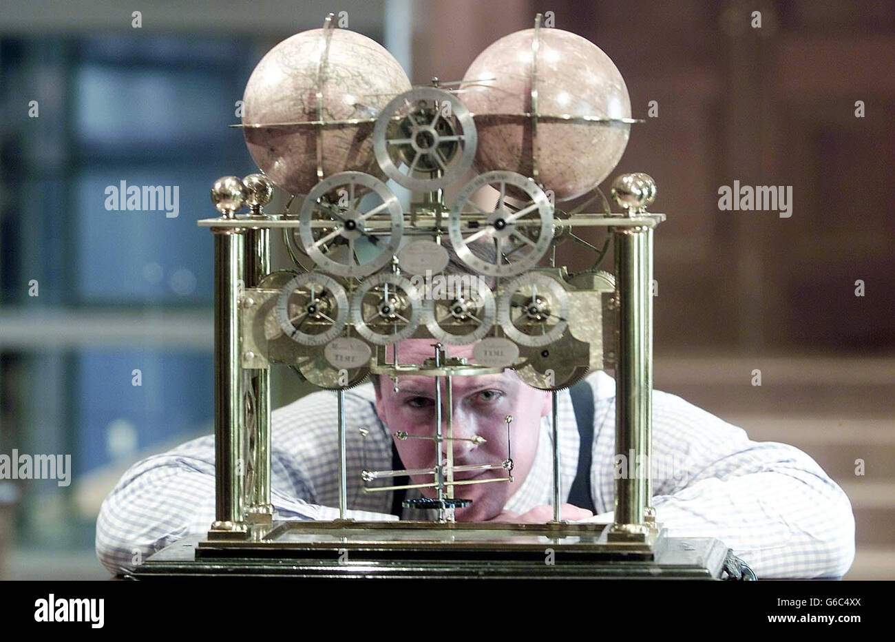 L'esperto di orologi ben Wright si pone dietro l'orologio astronomico di William IV di James Gorham, a Christie's in King Street dove una collezione del defunto Professor E.T. Hall, * .. Di compromessi di oltre ottanta esempi di invenzioni legate al tempo andrà sotto il martello il 11 luglio 2003. Foto Stock