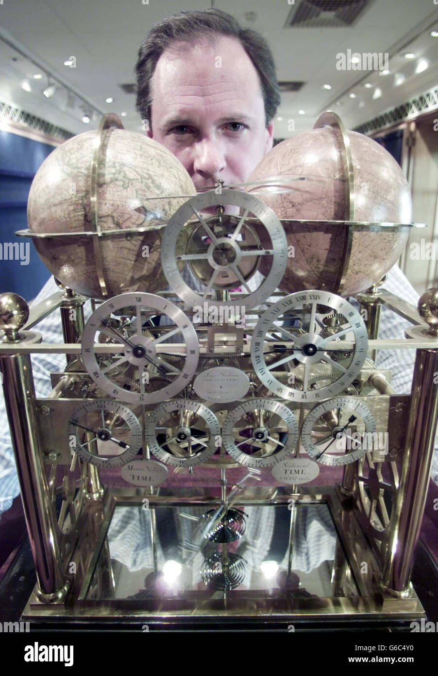 L'esperto di orologi ben Wright si pone dietro l'orologio astronomico di William IV di James Gorham, a Christie's in King Street dove una collezione del defunto Professor E.T. Hall, * .. Di compromessi di oltre ottanta esempi di invenzioni legate al tempo andrà sotto il martello il 11 luglio 2003. Foto Stock