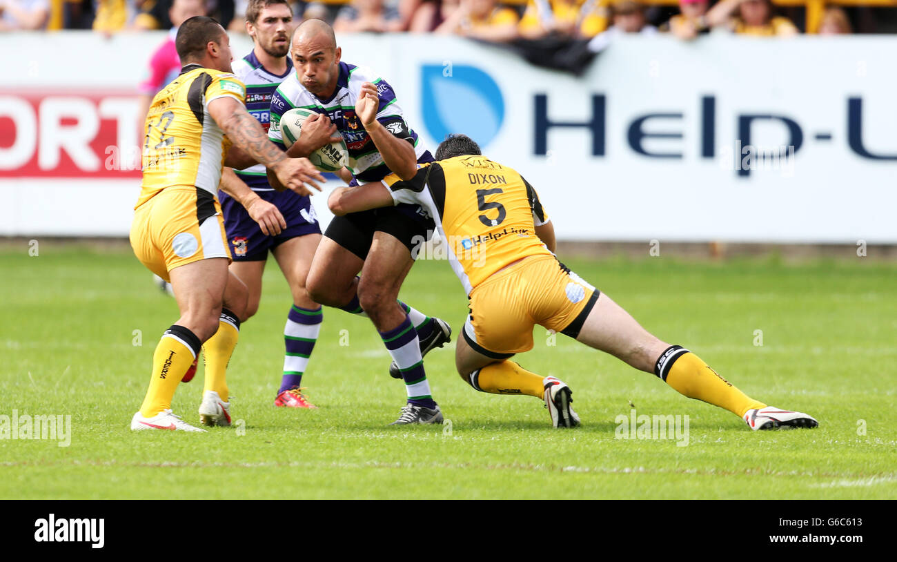 Bradford Bulls Keith Lulia e Castleford Tigers Kirk Dixon e Weller Hauraki durante la partita della Super League al Wish Communications Stadium di Castleford. Foto Stock