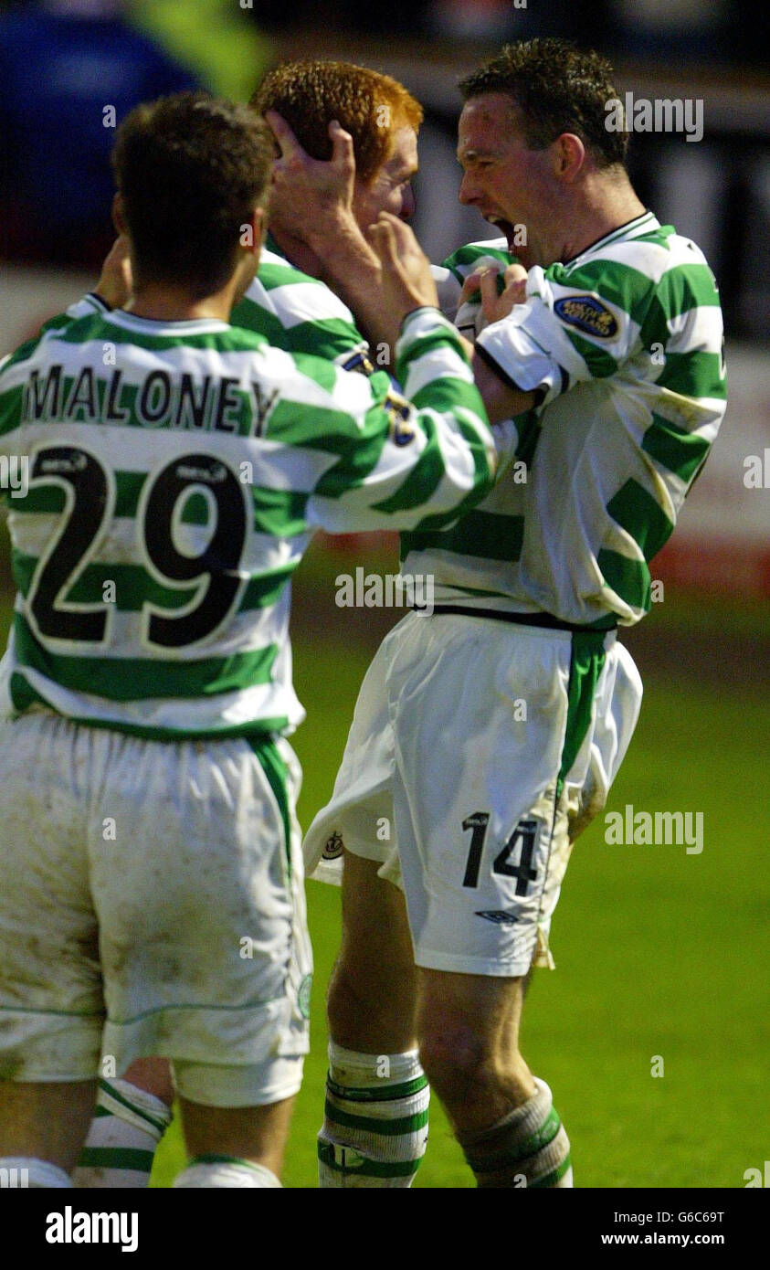 Paul Lambert di Celtic con il compagno di squadra Neil Lennon e Shaun Maloney dopo il loro quarto gol contro Motherwell, nel loro match di prima League scozzese al Fir Park, Motherwell. Foto Stock