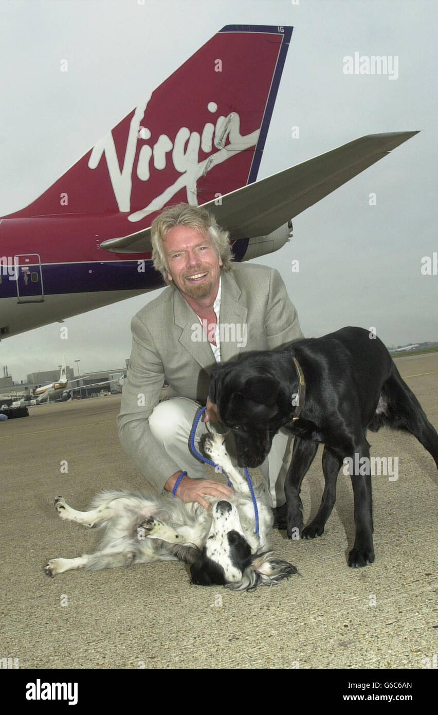 Sir Richard Branson con alcuni degli ultimi sarebbe Trans Alantic Passingers a Gatwick. Molti viaggiatori proprietari di animali domestici hanno scoperto che in passato non era possibile introdurre animali nel Regno Unito a causa delle severe norme che impediscono il ritorno della rabbia. Ma dopo l'introduzione del regime governativo di viaggio per animali domestici, che regolamenta l'ingresso senza quarantena di gatti e cani in Gran Bretagna, Virgin Atlantic ha detto che stava portando in 'miglia di osso-noi? E 'felini frequenti' servizi. Foto Stock