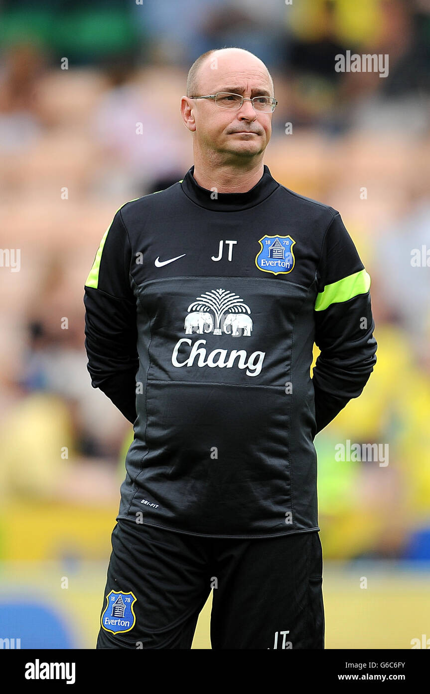 Calcio - Barclays Premier League - Norwich City v Everton - Carrow Road. John Thomas, medico del club di Everton durante il riscaldamento Foto Stock