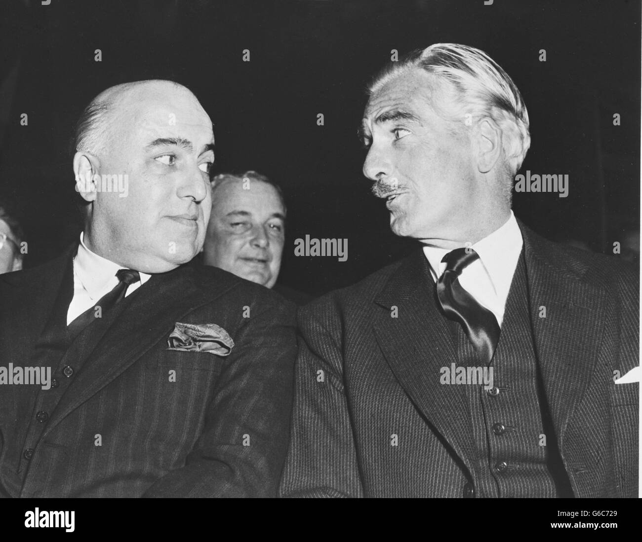 Sir David Maxwell Fyfe, Ministro degli interni e Ministro degli Affari del Galles (sinistra), e Anthony Eden, che questa settimana è tornato come Ministro degli Esteri dopo la sua malattia, alla quinta conferenza annuale del Partito conservatore a Margate, Kent. Foto Stock