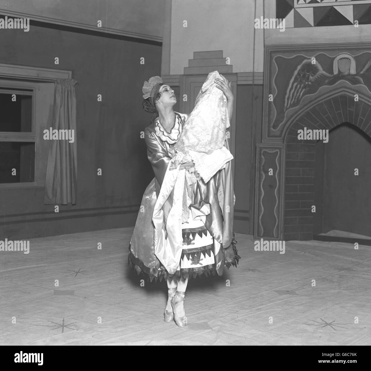 Mlle Tamara Karsavina con un neonato nato in "la verità sui ballerini russi", una fantasia di Sir James Barrie. Foto Stock