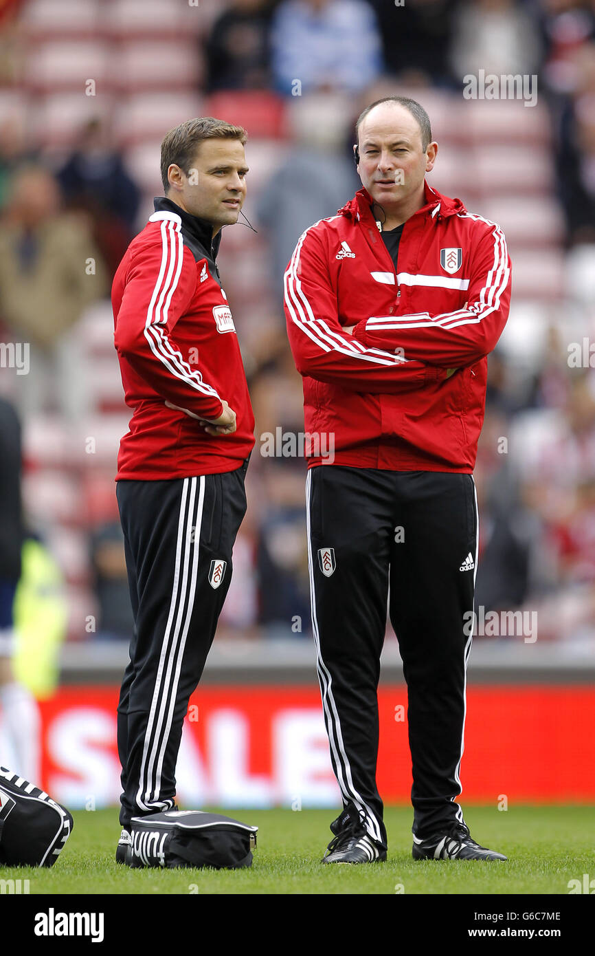 Calcio - Barclays Premier League - Sunderland v Fulham - Stadio di luce. Fulham club medico Steve Lewis (a destra) Foto Stock