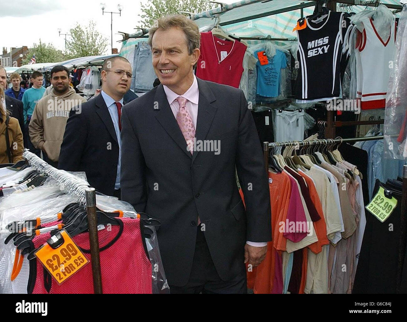Il primo ministro Tony Blair cammina attraverso il mercato del venerdì di Ferryhill durante la sua visita in città durante la sua visita al Nord Est. Foto Stock