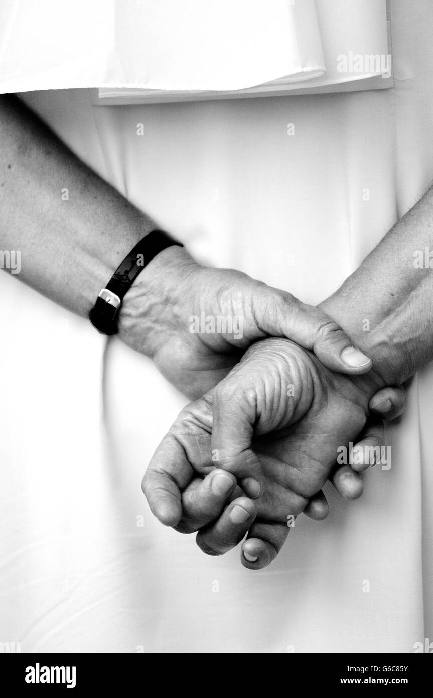 Una suora tenendo le sue mani Foto Stock