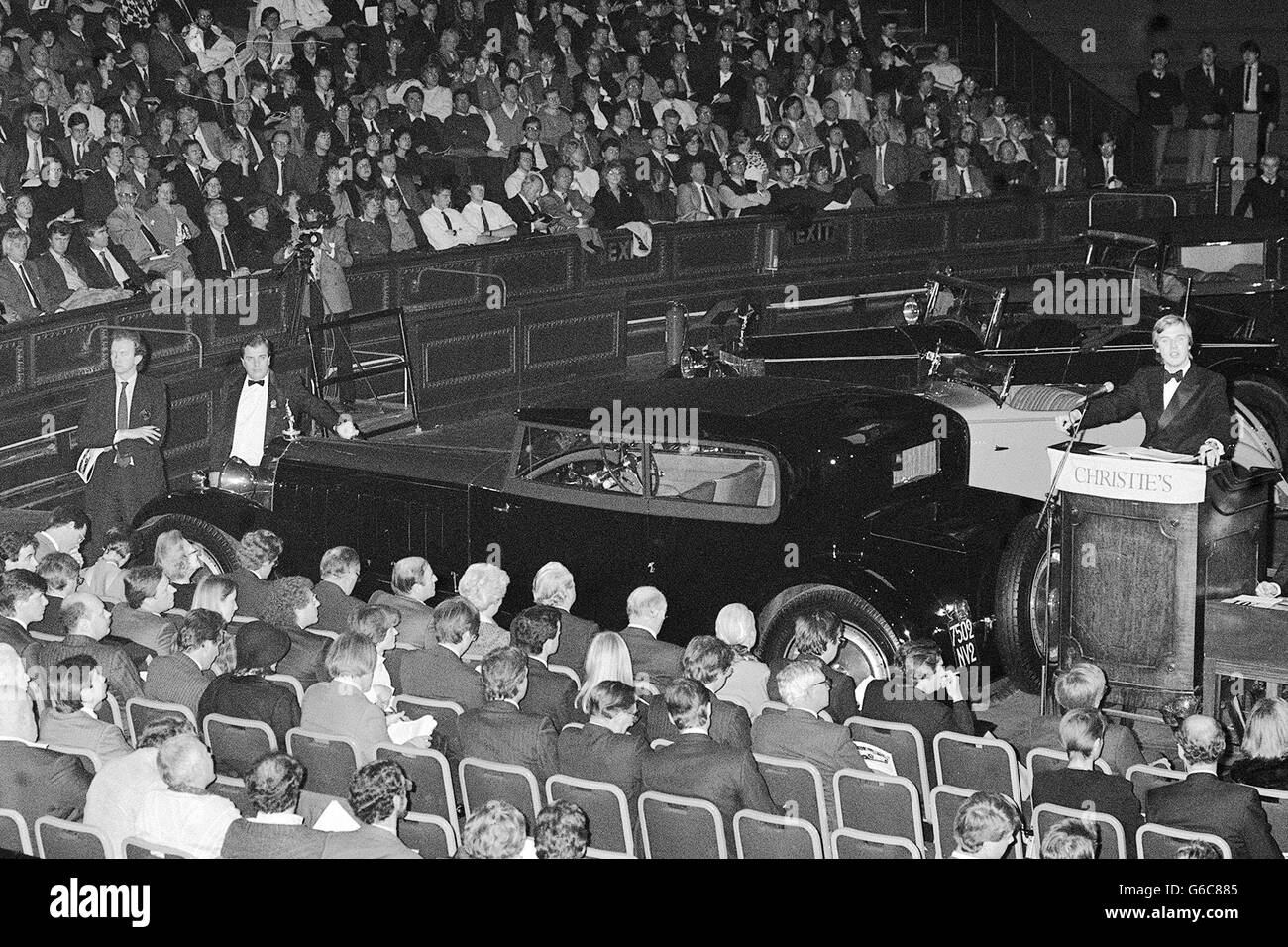 Un'auto sportiva Bugatti Royale 1931 è il centro di attenzione presso la Royal Albert Hall di Londra, dove è diventata l'auto più costosa del mondo dopo aver venduto per 5.5 milioni di euro al concessionario di auto a londinese Nicholas Harley. Foto Stock