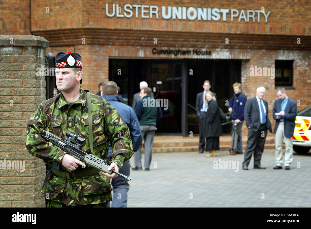 Le forze di sicurezza sigillano il quartier generale dell'Ulster Unionist Party a Belfast, dopo che un piccolo dispositivo è stato nascosto all'interno di un pacchetto, incendiato quando è stato aperto dal personale. * gli esperti dell'esercito di smaltimento delle bombe sono stati chiamati agli uffici dopo il pacchetto, indirizzato al leader unionista dell'Ulster David Trimble, acceso, anche se nessuno è stato ferito. Foto Stock