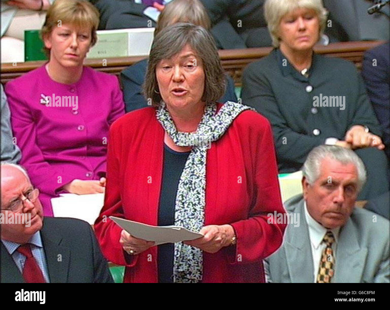 L'ex Segretario allo sviluppo internazionale Clare Short ha pronunciato il suo discorso di dimissioni alla Camera dei Comuni poche ore dopo la chiusura del gabinetto. * la partenza del deputato Ladywood di Birmingham ha chiuso settimane di specualtion intorno al suo futuro dopo il discorso 'senza cattivi', prima dell'invasione dell'Iraq. Nella sua lettera al primo Ministro, ella ha accusato lui e il Segretario agli Esteri Jack Straw di aver fornito le sue assicurazioni sul ruolo delle Nazioni Unite nell'Iraq post-conflitto. Foto Stock