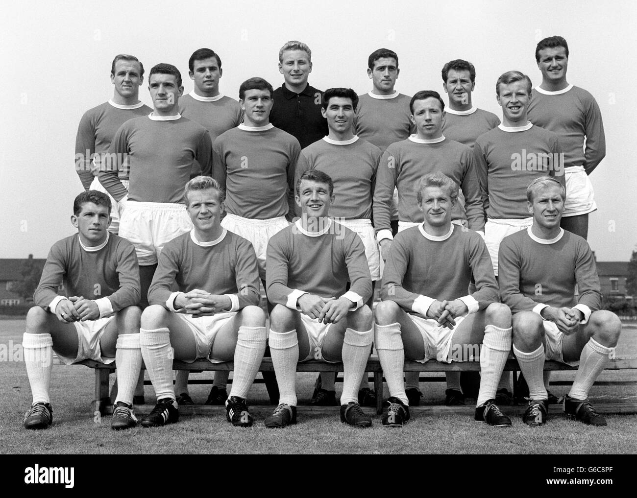 I giocatori di Manchester United che incontrano Leicester City nella finale della fa Cup al Wembley Stadium. Da sinistra a destra: Back row - Maurice Setters, James Nicholson, David Gaskell (portiere), Seamus Brennan, Mark Pearson e Noel Cantwell. Fila centrale - William Foulkes, Samuel McMillan, Anthony Dunne, Norbert (Nobby) Stiles e Norbert Lawson. Prima fila - John Giles, Albert Chixall, David Herd, Denis Law e Bobby Charlton. Foto Stock