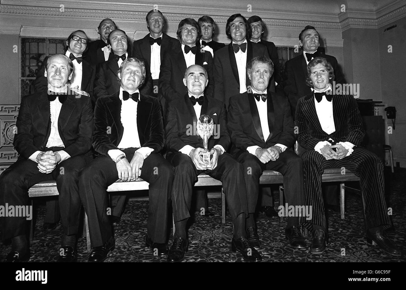 L'ex team manager inglese Sir Alf Ramsay (seduta al centro) ha partecipato a una cena testimonial in suo onore al Cafe Royal di Londra con la squadra inglese che ha vinto la Coppa del mondo a Wembley nel 1966. Con lui ci sono (seduti da sinistra) Bobby Charlton, Bobby Moore, Harold Shepherdson (allenatore) e Alan Ball. In piedi (da sinistra) sono Nobby Stiles, Ray Wilson, George Cohen, Jackie Charlton, Roger Hunt, Geoff Hurst, Gordon Banks, Martin Peters e Les Cocker (allenatore). Foto Stock