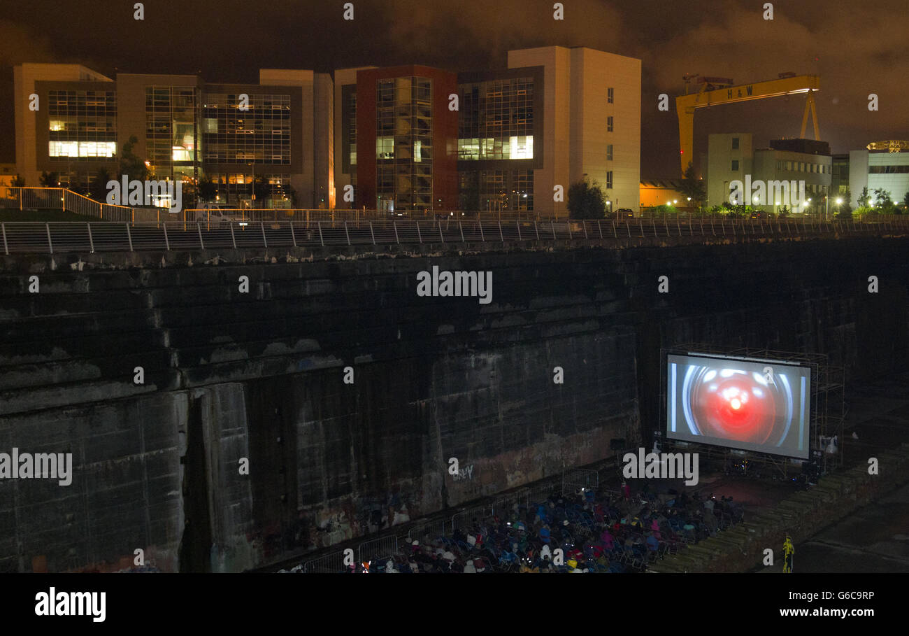 I cineasti guardano Stanley Kubrick's, 2001: A Space Odyssey, all'Harland & Wolff Shipyard's, Titanic Dry Dock durante il Belfast Film Festival 2013. Data foto: Venerdì 23 agosto 2013. Il credito fotografico deve essere: Liam McBurney/PA Wire Foto Stock