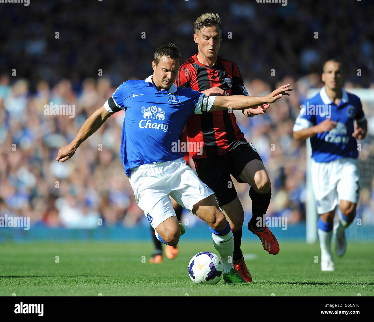Calcio - Barclays Premier League - Everton / West Bromwich Albion - Goodison Park. Phil Jagielka di Everton (a sinistra) e Markus Rosenberg di West Bromwich Albion (a destra) lottano per la palla. Foto Stock
