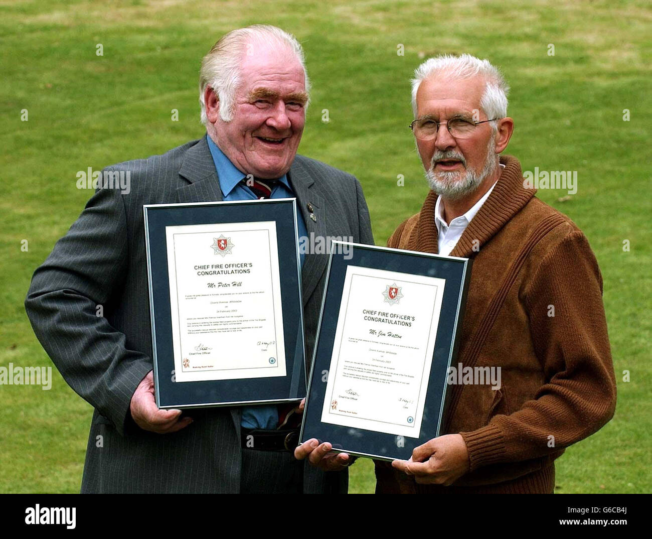 Sede centrale della Kent Fire Brigade, Maidstone. 70-year-olds, Left= Peter Hill e Right= Jim Hatton da whitstable in Kent, *.. Sono stati lodati per il coraggio da Kent vigili del fuoco dopo che si sono precipitati in aiuto del loro vicino dopo che il suo bungalow è stato ingolverato in fiamme durante febbraio di quest'anno. Foto Stock