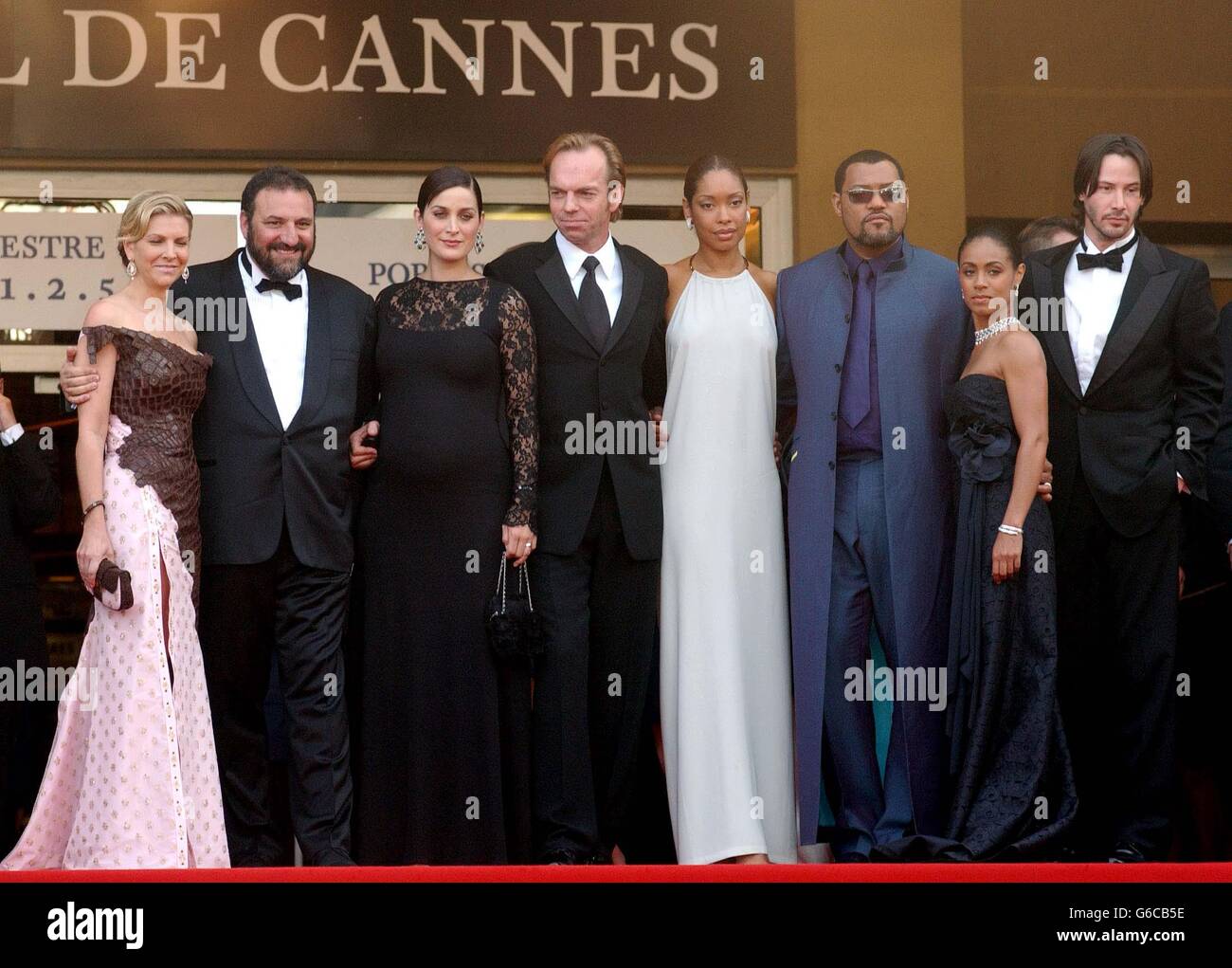 Stelle del film in arrivo per la prima della Matrix Reloaded, al Palais des Festival di Cannes. (Da L a R) Karyn Fields, Joel Silver, Carrie Anne Moss, Hugo Weaving, Gina Torres, Laurence Fishburne, Jada Pinkett Smith e Keanu Reeves. Foto Stock