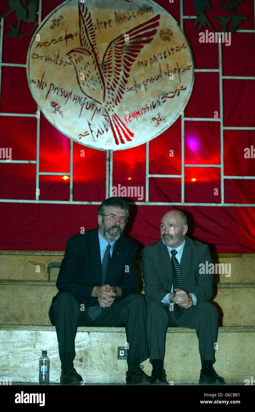 Il presidente del Sinn Fein Gerry Adams (a sinistra) con il sindaco di Belfast Alex Maskey stasera all'Ulster Hall di Belfast, dove si è rivolto a un rally di commemerazione per lo sciopero della fame. Foto Stock