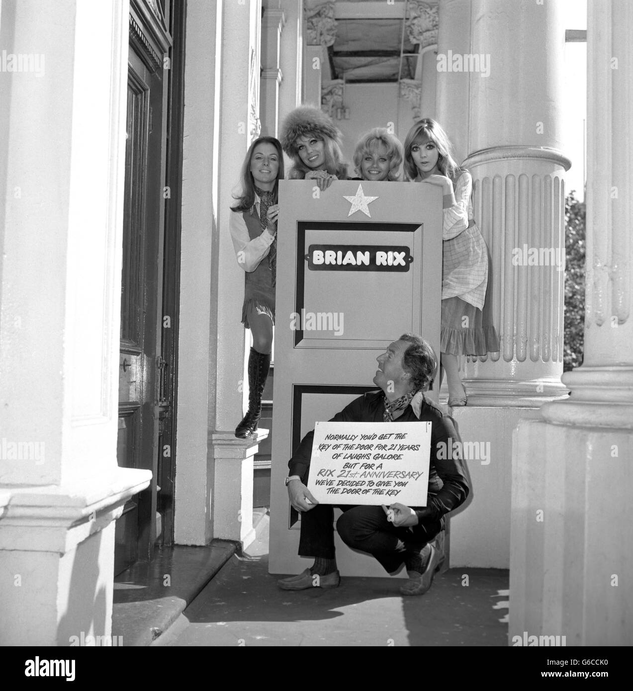 Brian Rix celebra 21 anni di commedia con le stelle di "non solo mentire, dire qualcosa" al Garrick Theatre di Londra. (l-r) Deborah Grant, Joanna Lumley, Donna Reading e Nina Thomas. Foto Stock