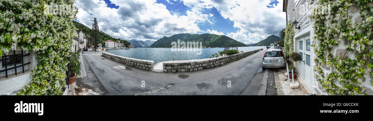 La Baia di Kotor shot da Perast, mostrando i fiori crescono le pareti di una casa sul mare che si affaccia sulla baia di nuvole. Foto Stock