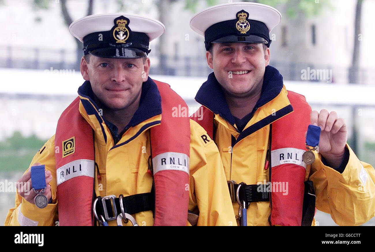 L'equipaggio di Eastbourne Lifeboat, coxswain Mark Sawyer, 40 (a sinistra) e Mechanic Daniel Guy, 23, presso la stazione di Lifeboat Tower Pier a Londra, prima di ricevere le medaglie d'argento e di bronzo della Royal National Lifeboat Institution (rispettivamente) per il coraggio. I due hanno aiutato a salvare due velisti dallo yacht Paperchase, che sono stati spazzati a bordo mentre cercavano di entrare a Eastbourne Harbour nell'ottobre 2002 e riceveranno le loro medaglie dal Duke of Kent alla Barbican Hall di Londra. Foto Stock
