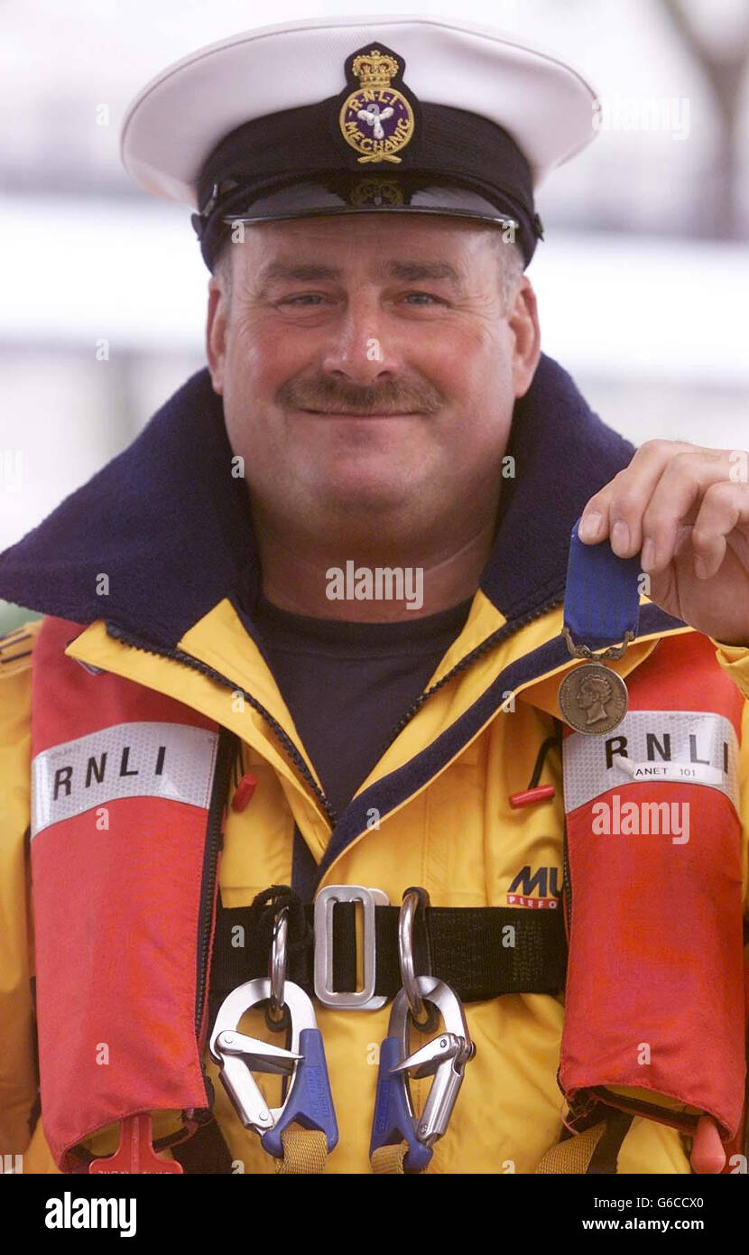 Alderney RNLI Helmsman, Philip Murray, 44, presso la stazione Tower Pier Lifeboat di Londra, prima di ricevere la medaglia di bronzo della Royal National Lifeboat Institution per Bravery. * Philip è stato nominato dopo aver aiutato a salvare la vita di tre persone che sono state lavate in mare da Fort Clonque Causeway, nonostante la sua salvagente salvavita danni al propulsore e alla radio. Riceverà la sua medaglia dal Duca di Kent alla Barbican Hall di Londra. Foto Stock