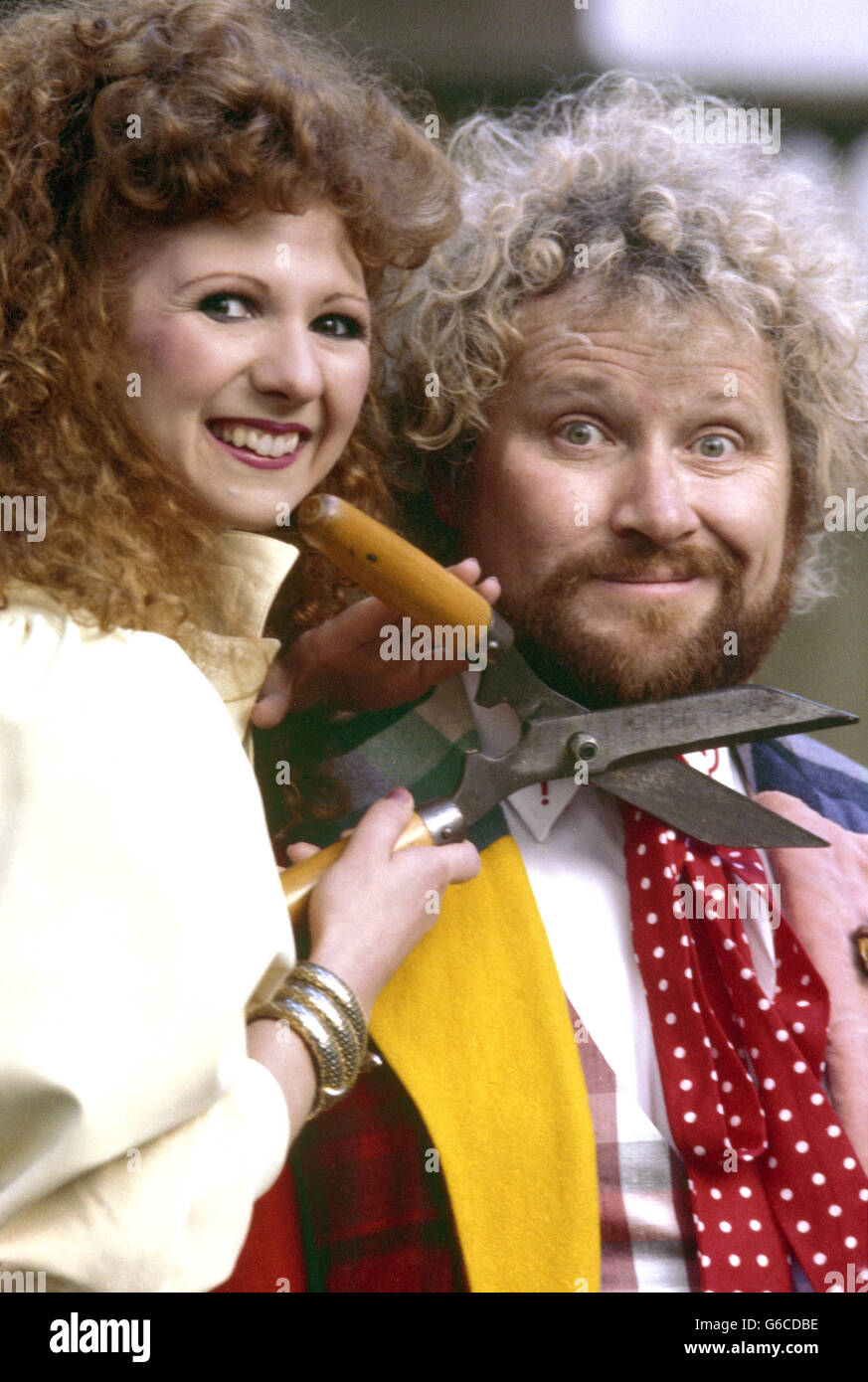 Colin Baker come Dottore Who, con il suo nuovo assistente Bonnie Langford, che interpreta Melanie. Foto Stock